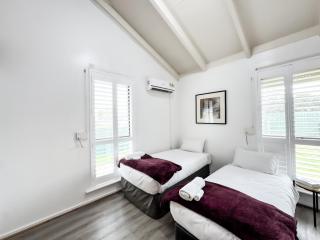 Spacious Heritage Bungalow for Large Groups - 0