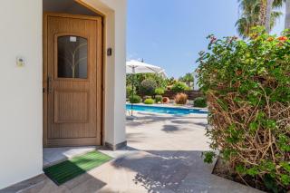 Villa Coralia - Coastal Comfort near Beach & Restaurants - 4