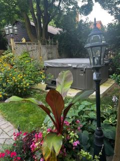 Private Streetsville Guesthouse with Hot Tub - 9
