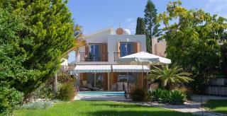 Villa Albina - Elegant 3BR Retreat with Private Pool near Coral Bay - 0