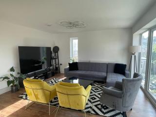 Sunflower House 6 Bedrooms Up to 10 Guests - 0