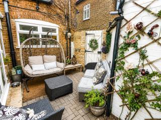 Tiny house in garden London - 3
