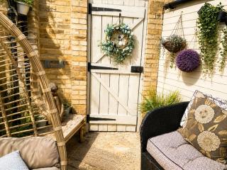 Tiny house in garden London - 4