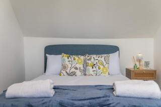 4-Bed Home, Sleeps 8, 3 Bathrooms, Wi-Fi - 0