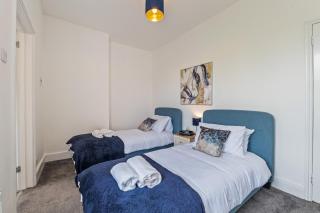 4-Bed Home, Sleeps 8, 3 Bathrooms, Wi-Fi - 7