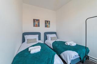 4-Bed Home, Sleeps 8, 3 Bathrooms, Wi-Fi - 5