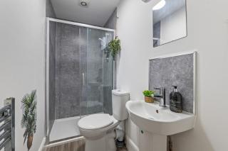 4-Bed Home, Sleeps 8, 3 Bathrooms, Wi-Fi - 3