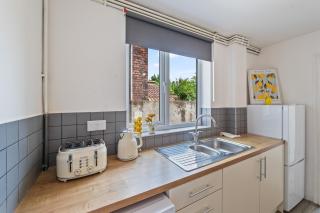 4-Bed Home, Sleeps 8, 3 Bathrooms, Wi-Fi - 1