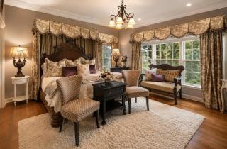 King suite-Sitting area-Backyard views-The Blooming Garden - 0
