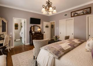 King suite-Sitting area-Backyard views-The Blooming Garden - 9