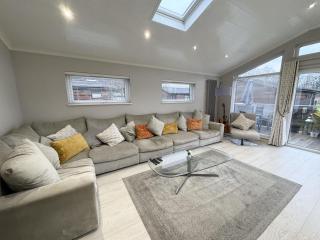 Modern 2 bed cabin with River Views - 8