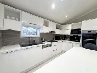 Modern 2 bed cabin with River Views - 7