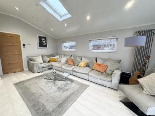 Modern 2 bed cabin with River Views - 6