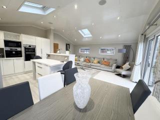 Modern 2 bed cabin with River Views - 3