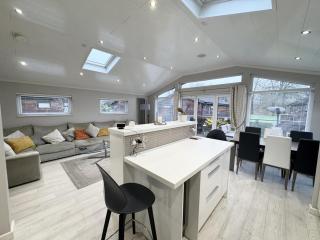 Modern 2 bed cabin with River Views - 4