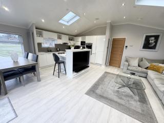 Modern 2 bed cabin with River Views - 2