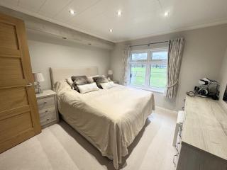 Modern 2 bed cabin with River Views - 1