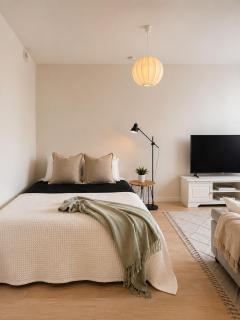 Nordic Nest- Modern Studio w Balcony Near Metro - 3