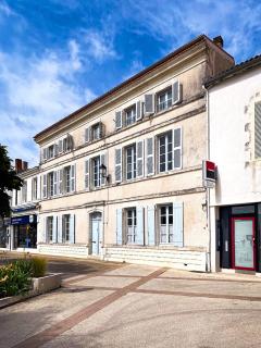 GRANDE MAISON BOURGEOISE AVEC JARDIN - Centre ville Surgères - Chic & Moderne - Idéal Famille & Amis - 2