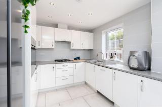 Spacious House 8 Beds with Baths Driveway - 6