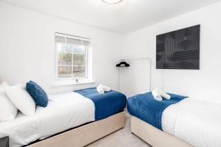 Spacious House 8 Beds with Baths Driveway - 5