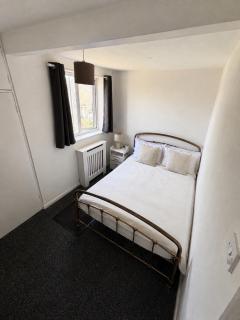 Modern 2-Bed Maisonette- Ideal for Gatwick Aiport - 1