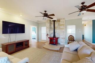 Prime Stargazing! Serene Texas Countryside Retreat - 8