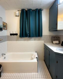 Lakefront 3BR with Bunkhouse and Kayaks, Rowboat Included - Many - 5