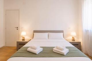 Seaview with parking and outdoor courtyard - 9