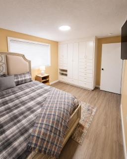 Cozy Stay Near Airport - 5