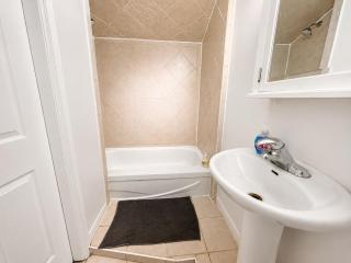 Cozy 2BR Near Downtown Montreal & The Village - 9