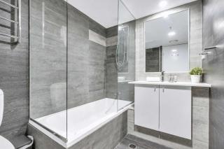 Bright Modern CBD Apartment Parking Pool & Gym - 3