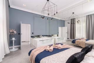 Aura Jacuzzi Suite - homfi Collection - 9