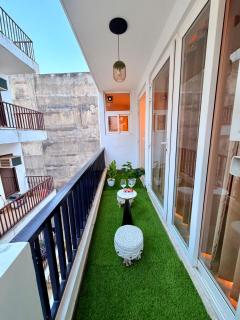 Luxury 1BHK on Golf Course Road with Self Check In - 6