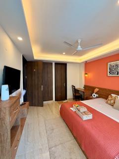 Luxury 1BHK on Golf Course Road with Self Check In - 4