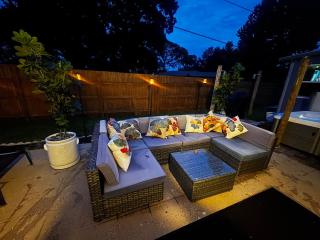 Tropical Backyard Paradise Minutes from AMI - 9