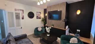 Maluwa Stays - 4BR House Near Anfield - Sleeps 8 - 0