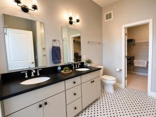 Modern 1BR Bridge Park in Dublin with Balcony and Pool - 1