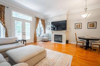 Beautiful Family Friendly 3BR House With Parking - 0