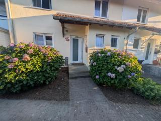 schönes Zimmer und Badezimmer in Einfamilienhaus - 1