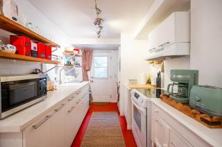 Historic 1887 Cottage in Parkdale - 9