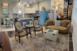 Adorable Downtown Carriage House Cottage - 0