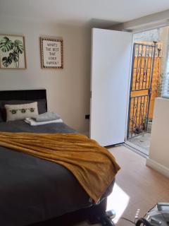 Bright 2-Bed ground floor flat in Clapham North - 2