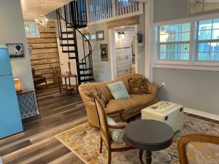 Adorable Downtown Carriage House Cottage - 5