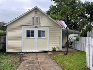 Adorable Downtown Carriage House Cottage - 4