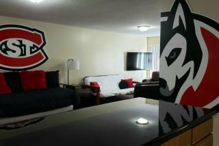 Husky House Apartment For Your Group 1.5 Miles From Campus - 0