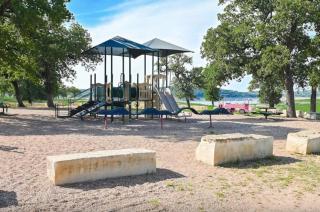 Bright & Spacious Family Home with Firepit, Lake Views, Furnished Deck, Free WiFi - 9