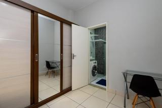 Quarto e sala perto da praia de Copacabana e metrô - 7