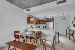 Modern Midtown Loft and Pool, Gym and Walk Everywhere - 5