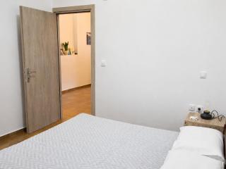 Fully Renovated Apartment -700m from Mill of Elves-Free Parking & Fast WiFi - Tríkala - 4